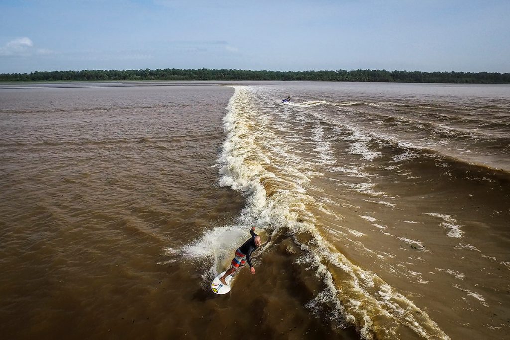 Ramon Navarro desbrava nova pororoca no Rio Amazonas.