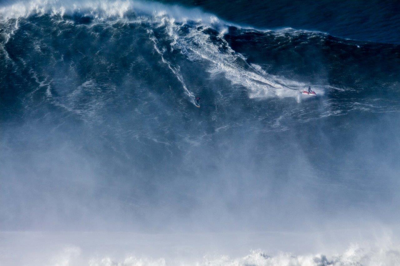 Rodrigo Koxa desce a ladeira histórica em Nazaré.