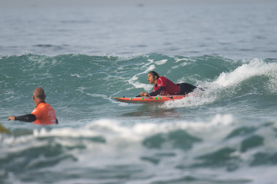 Monique Aparecida durante o mundial de surfe adaptado de 2017.