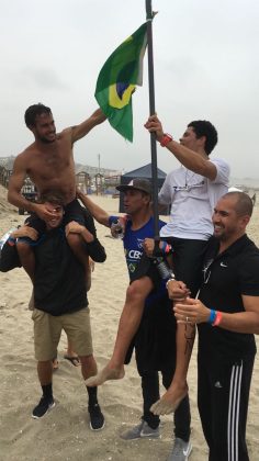 Equipe brasileira comemora as medalhas de Gui e Vinni. XIII Jogos Pan-Americanos de Surf e SUP. Foto: João Renato.