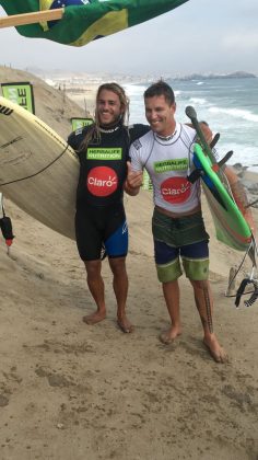 Leco Salazar e Caio Vaz comemoram os bons resultados de sexta-feira. Jogos Pan-Americanos de Surf e SUP. Foto: João Renato.