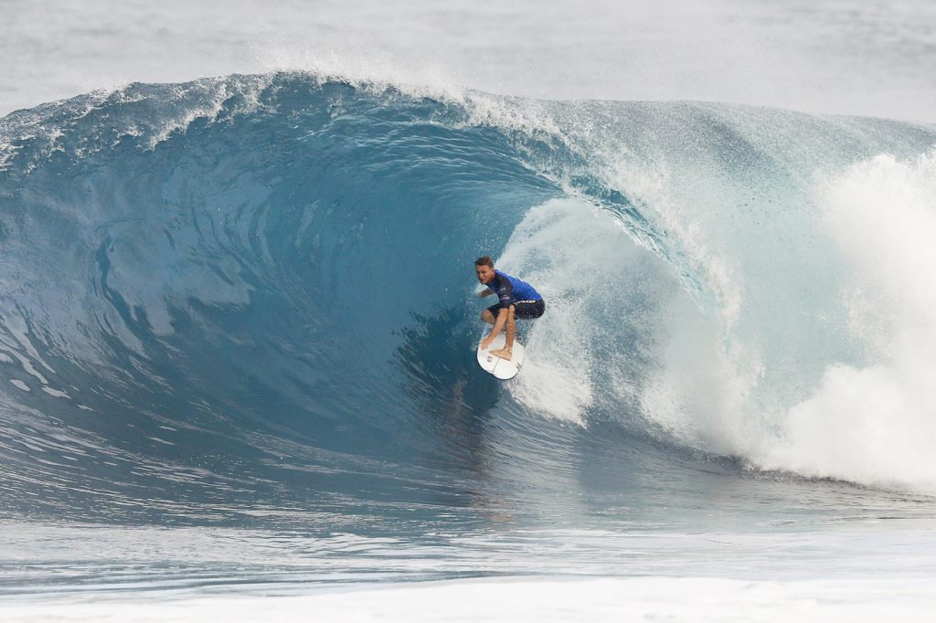 Mais de dez meses após o acidente, Dusty Payne retorna ao surfe competitivo.
