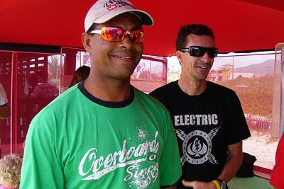 Jojó de Olivença e Pedro Müller nos bastidores do SuperSurf 2006.