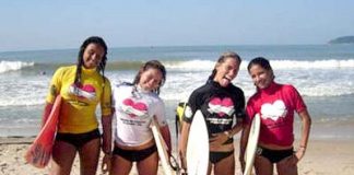 Surf treino reúne meninas em Santos (SP)
