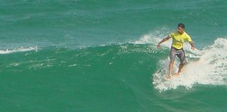 Jaime Víudes mostra em casa surf de campeão