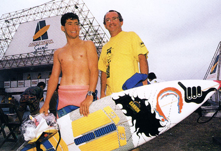 Fabinho com uma prancha Custom, ao lado de  seu pai Marcos Lúcio no Alternativa Pro, etapa do Circuito Mundial realizada no Rio de Janeiro.