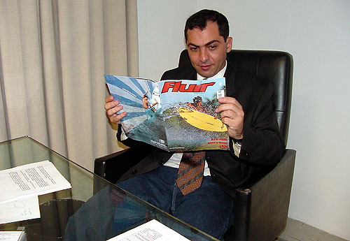 Turco Loco folheia a revista Fluir em seu gabinete na Assembléia Legislativa do Estado de São Paulo, em 2002.