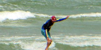 Surfista de 72 anos compete em Camboriú (SC)
