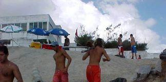 Surfistas promovem mutirão de limpeza em Icaraí (CE)