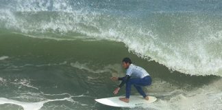 Jorge Spanner afia o surf no Peru