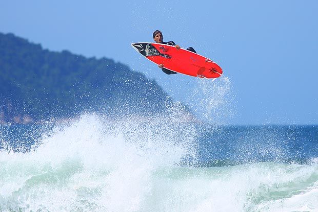 Gabriel Medina em 2008, ainda grommet, se divertindo e fazendo o que todo moleque que pega onda sonha em fazer.